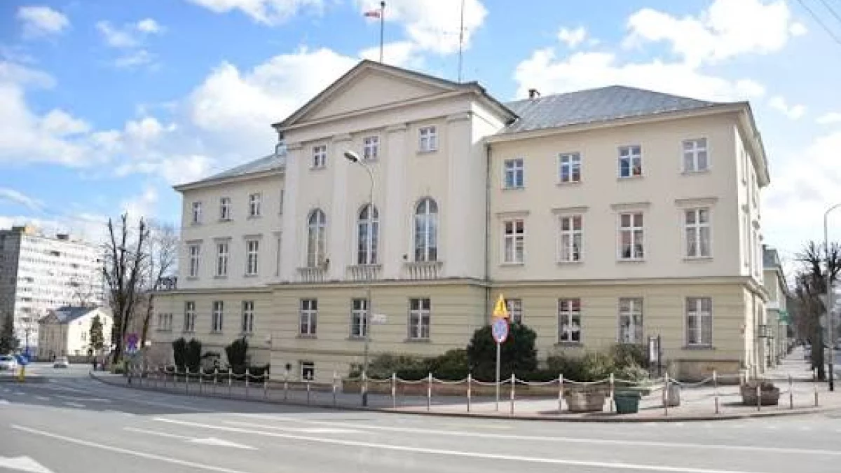 Nietypowy weekend w Polsce: Nieczynne urzędy, sklepy nieczynne przez dwa dni