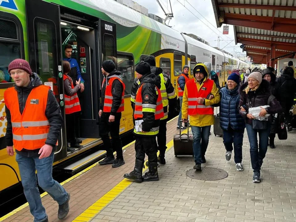 Już na peronie dworca w Przemyślu zorganizowano pierwszy punkt, gdzie czekanona obywateli Ukrainy z ciepłym posiłkiem i podstawowymi środkami sanitarnymi.