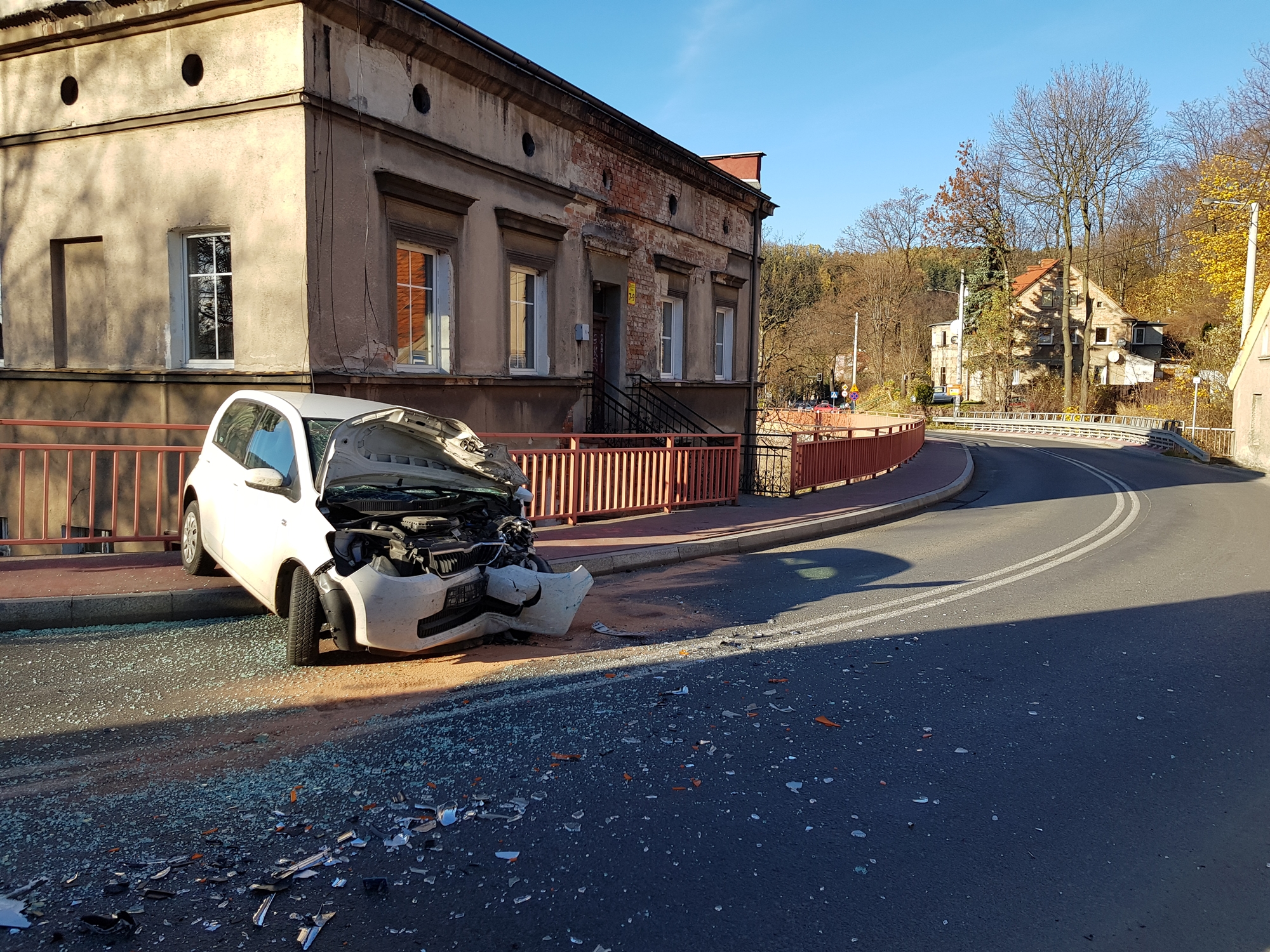 Uderzył czołowo w autobus - Zdjęcie główne