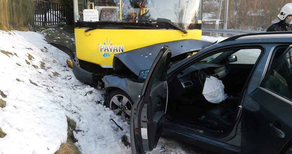 Nowa Ruda: Zderzenie autobusu z osobowym BMW - Zdjęcie główne