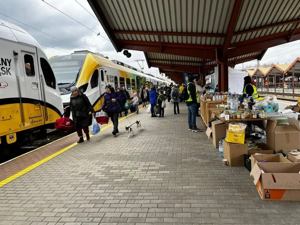 Na pokładzie, obok załogi Kolei Dolnośląskich, po raz kolejny obecni byli wolontariusze, tłumacze języka ukraińskiego z Fundacji Ukraina oraz koordynujący akcję Krzysztof Maj z zarządu województwa dolnośląskiego.