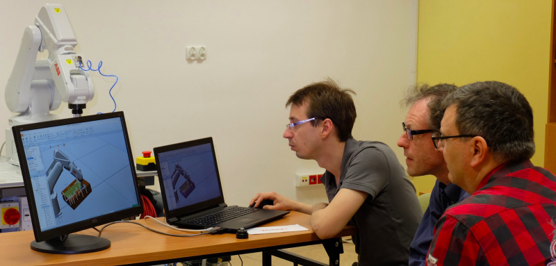 Dodatkowe umiejętności praktyczne i kompetencje zawodowe uzyskiwane są również poprzez certyfikowane szkolenia zawodowe realizowane w ramach projektów unijnych prowadzonych przez PWSZ w Nysie