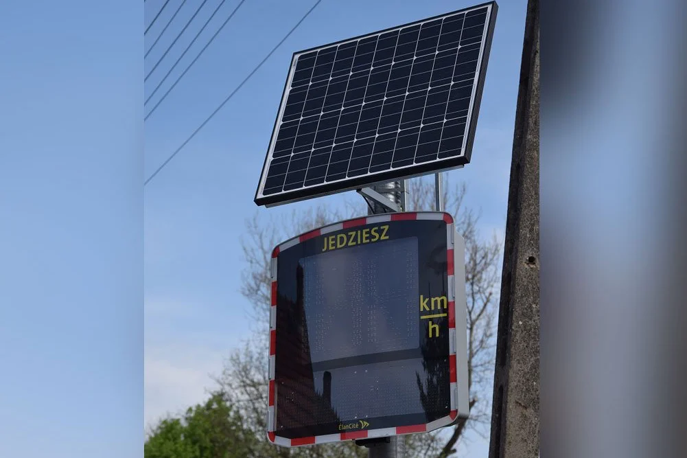 Tym, którzy jadą przepisowo, radar wyświetla zielony napis „Dziękuję”.