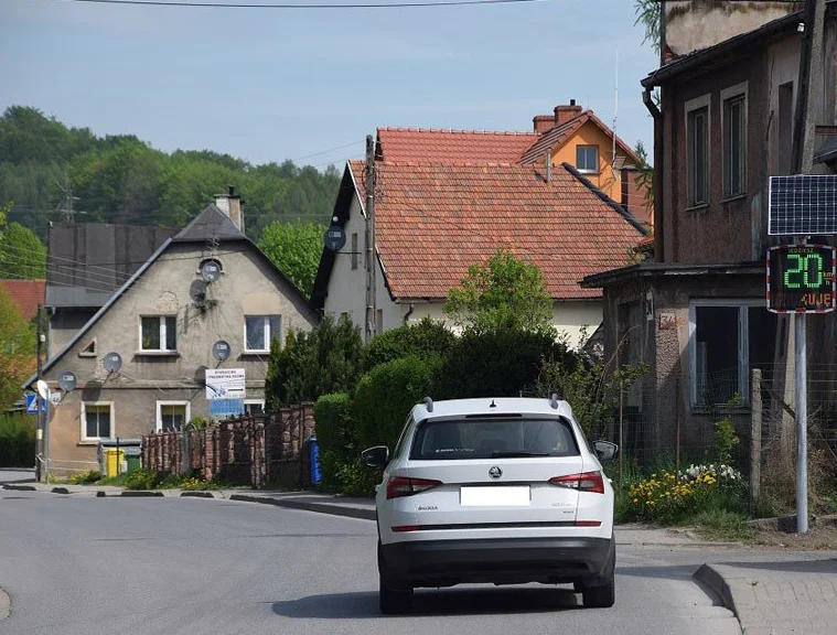Dwa radary kontrolują prędkość samochodów na Kwiatkowskiego w Słupcu - Zdjęcie główne