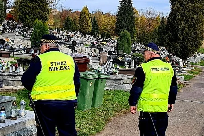 Strażnicy miejscy zadbają o bezpieczeństwo na noworudzkich cmentarzach - Zdjęcie główne