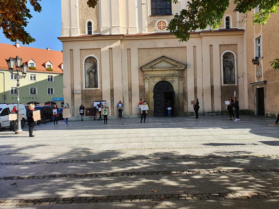 Protestowali przed kościołami - Zdjęcie główne