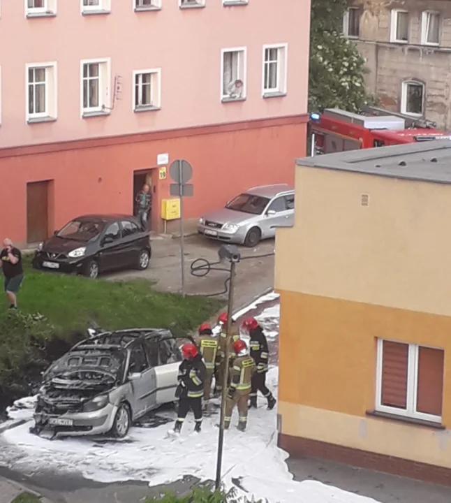 Pożar samochodu na Jeziornej w Nowej Rudzie - Zdjęcie główne