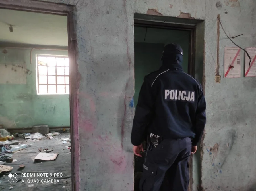 Nowa Ruda. Policjanci i strażnicy miejscy sprawdzają miejsca przebywania bezdomnych - Zdjęcie główne