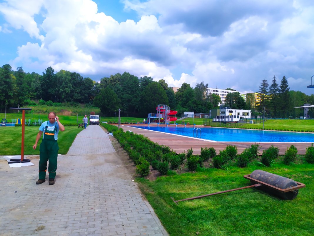 Pracownicy porządkowali teren przed otwarciem