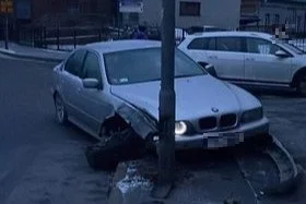 Nowa Ruda. Kierowca BMW uderzył w lampę i uciekł - Zdjęcie główne