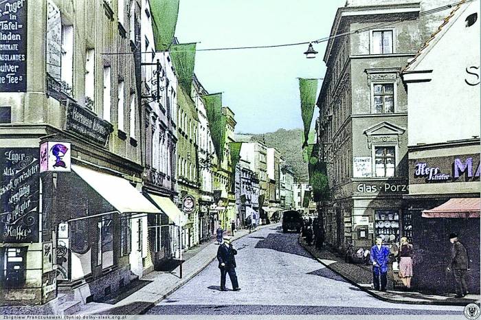 Ulica Piastów to jedna z najstarszych ulic w mieście, nazywana niegdyś Schuhmacherstrasse, Schusterlauben, Friedrichstrasse, czy Adolf Hitlerstrasse.