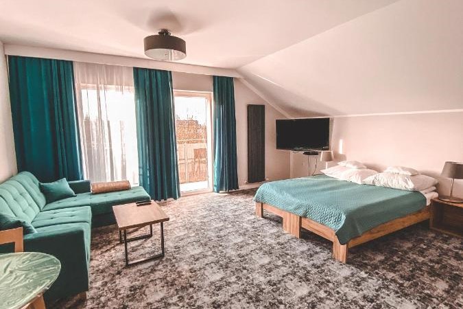 Aparthotel La Park w Kudowie-Zdroju oferuje gościom atrakcyjne, stylowe, przytulne i kompleksowo wyposażone apartamenty. Bliskość centrum, a jednocześnie spokój i bezpośrednie sąsiedztwo przyrody czyni to miejsce wyjątkowym. Na gości czeka altanka, miejsce na grill oraz basen. 