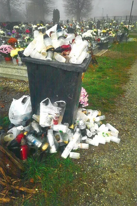 Nowa Ruda-Słupiec. Góry śmieci na cmentarzu - Zdjęcie główne