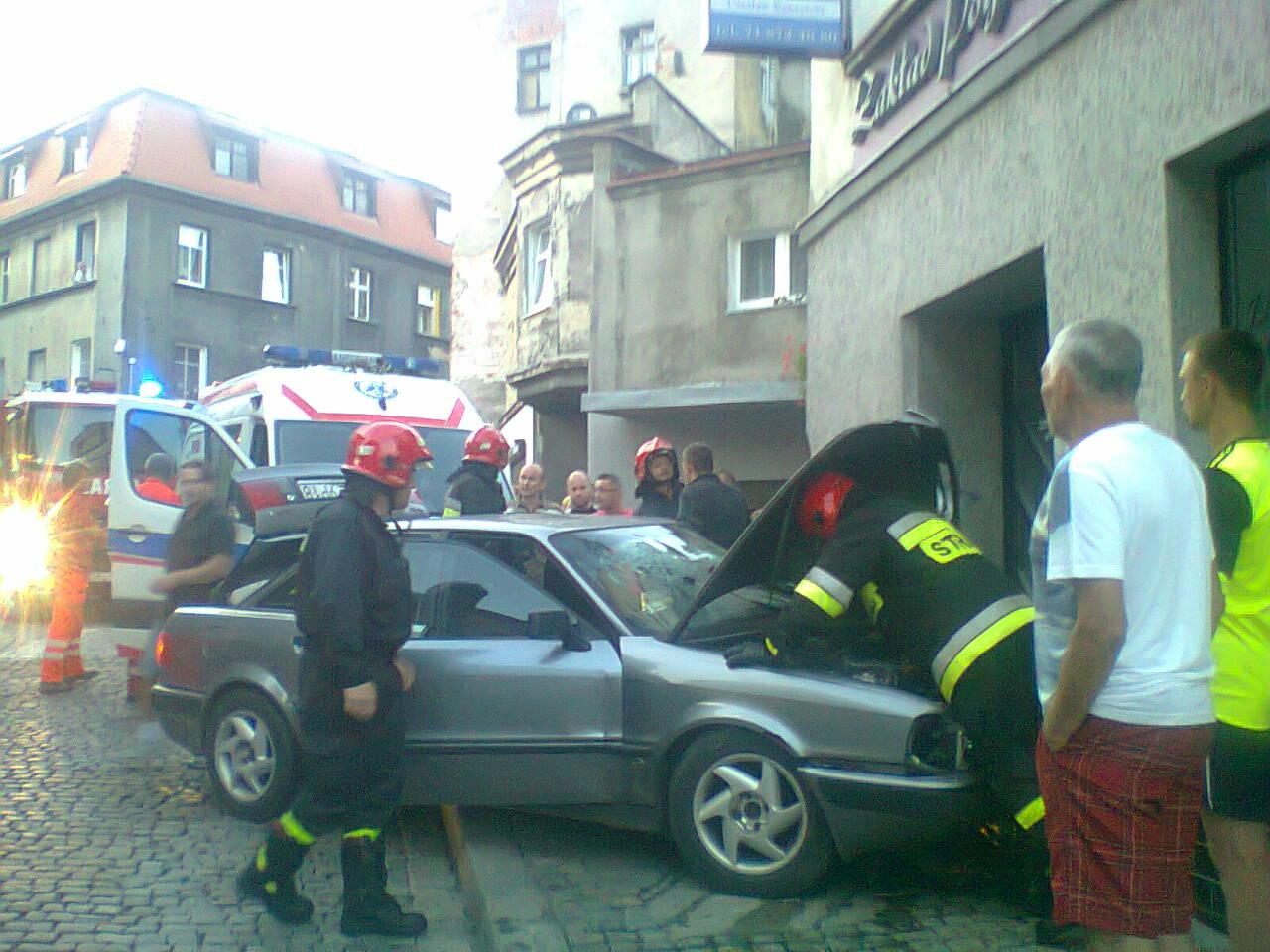 Wjechał w zakład pogrzebowy - Zdjęcie główne