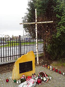 Krzyż z brzozy i obelisk - Zdjęcie główne