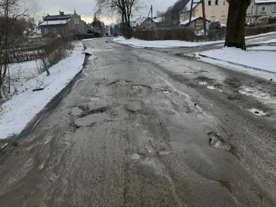 Gmina Nowa Ruda. Rozpoczyna się remont nawierzchni ulicy Głównej w Jugowie - Zdjęcie główne