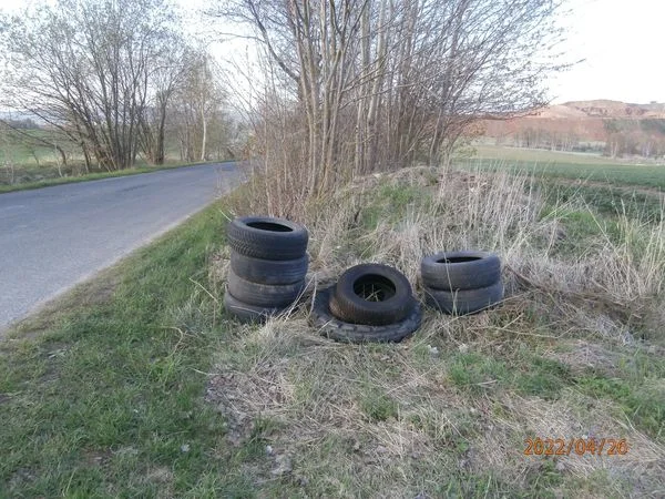 Opony wyrzucili do rowu na odcinku Radków - Gajów - Zdjęcie główne