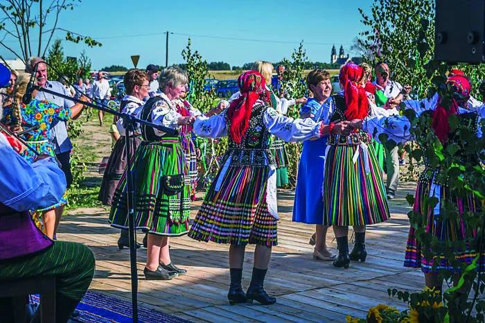 Wieś tańczy i... i to za darmo - Zdjęcie główne