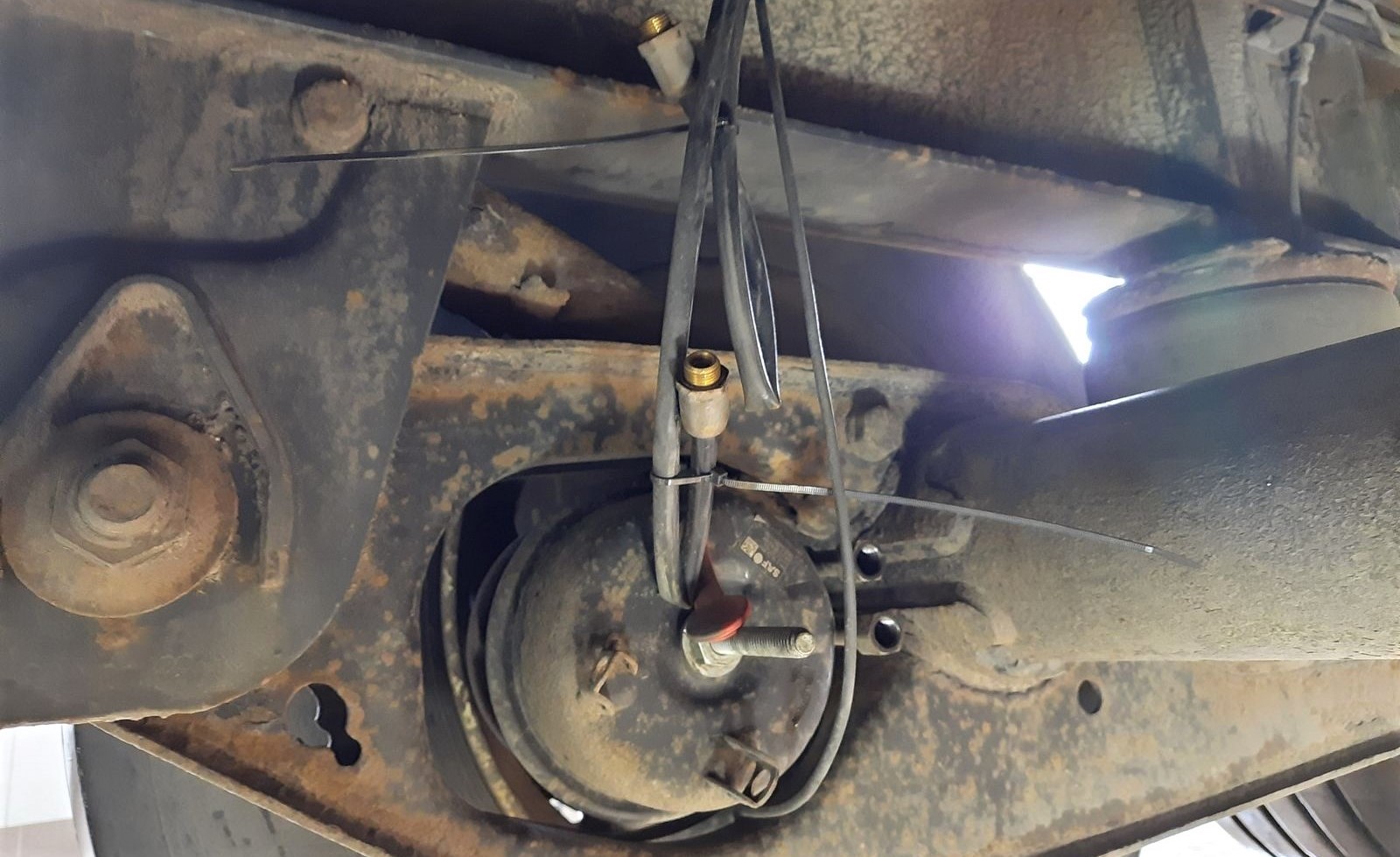 Kłodzko: Kierowca bez wyobraźni chciał dojechać na czas z ładunkiem. 