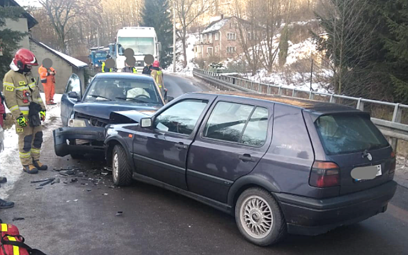 Nowa Ruda: Kolizja dwóch samochodów na ul. Radkowskiej  - Zdjęcie główne