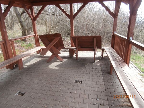 Wandalom przeszkadzały nawet stoły