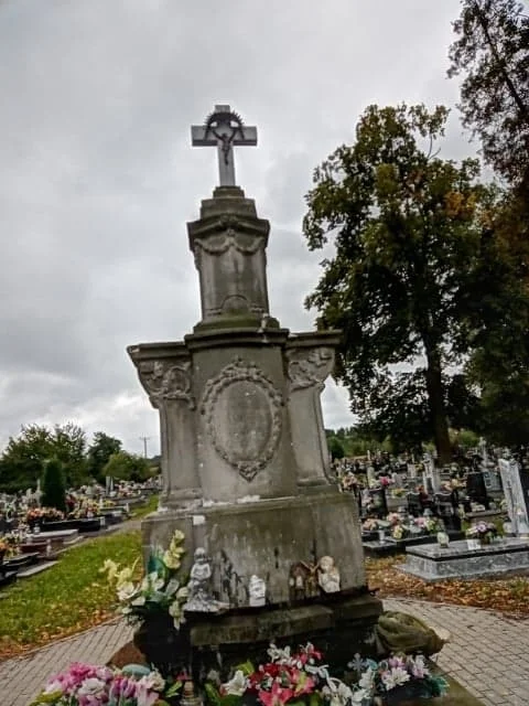 Wandale niszczą figury świętych na cmentarzu w Nowej Rudzie - Zdjęcie główne
