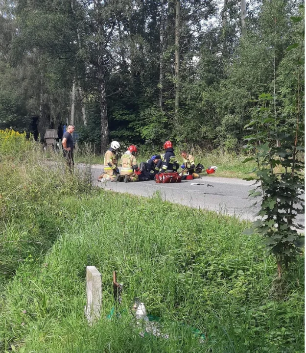 Zderzenie motocykla z samochodem osobowym w Ludwikowicach Kłodzkich - Zdjęcie główne