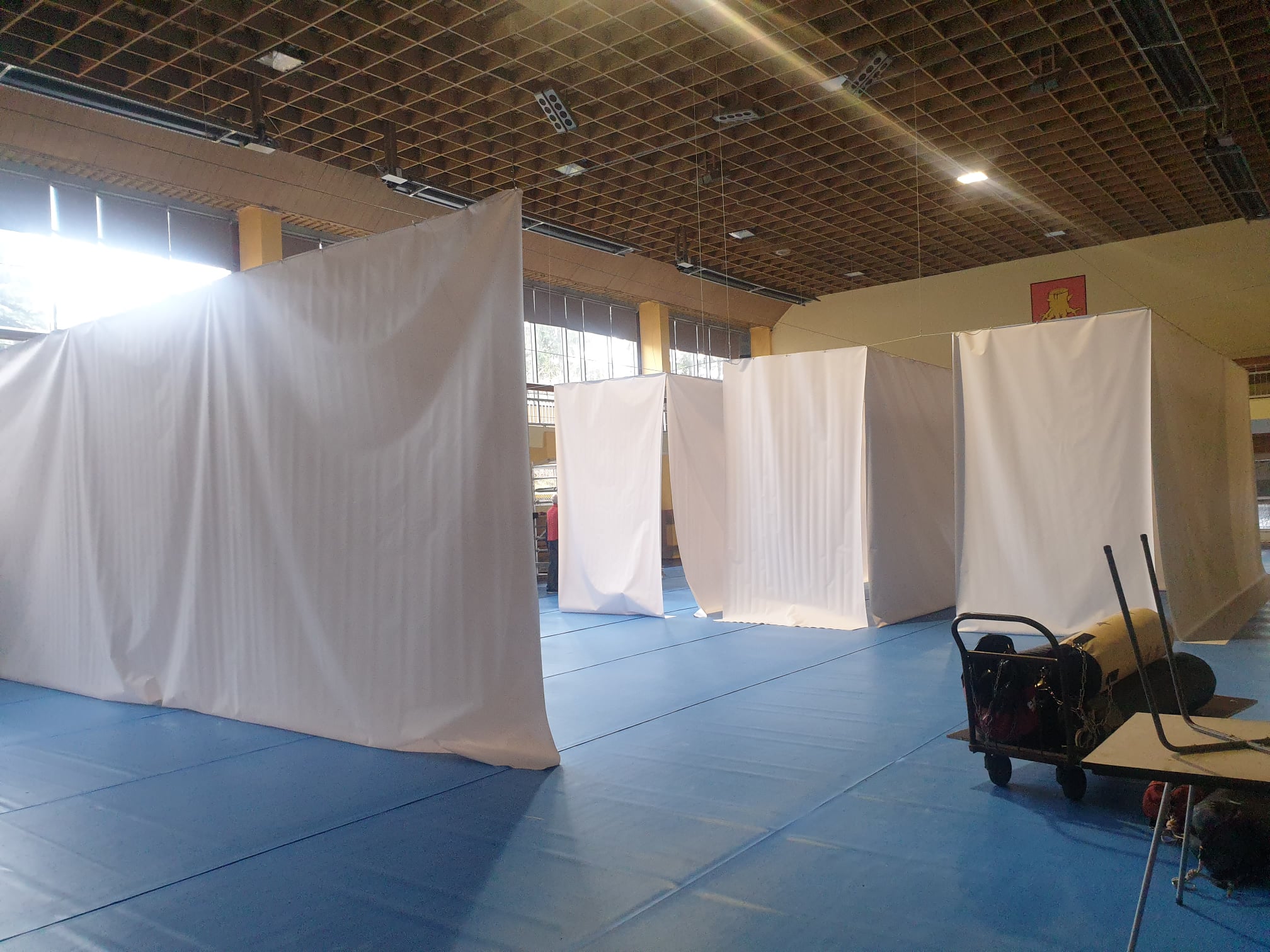 Hala sportowa została podzielona na różne obszary