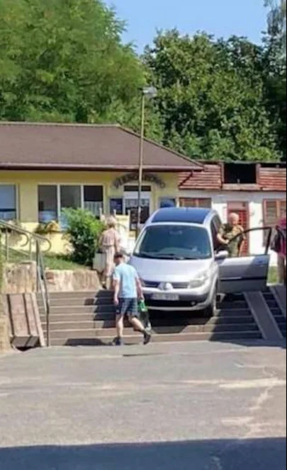 Czech zaparkował na schodach w Nowej Rudzie - Zdjęcie główne