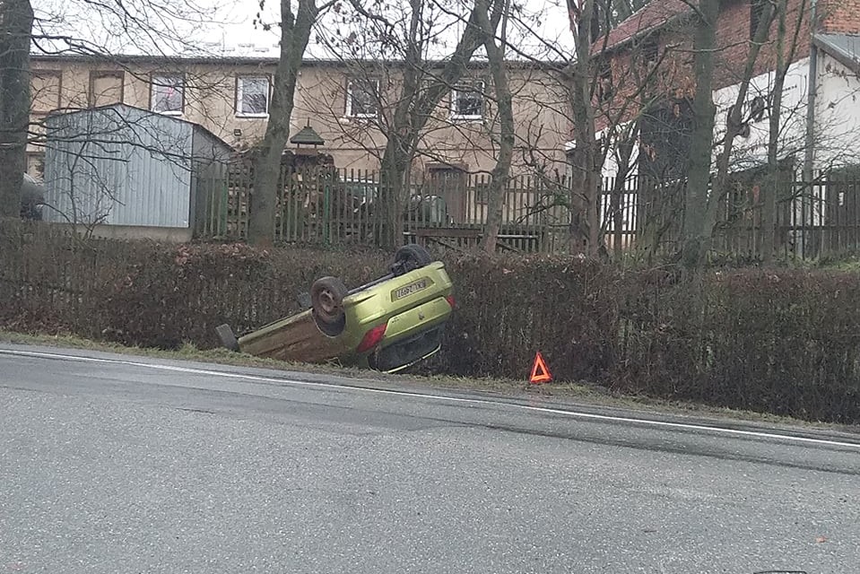 Świerki. Auto porzucone w rowie [aktualizacja] - Zdjęcie główne