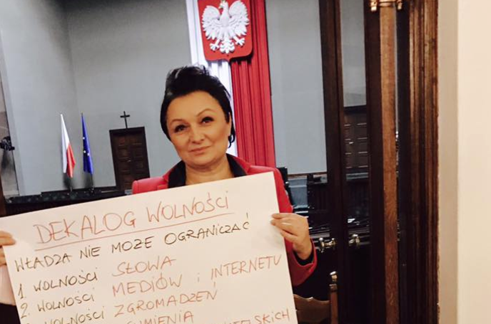 Ona walczy o demokrację - Zdjęcie główne