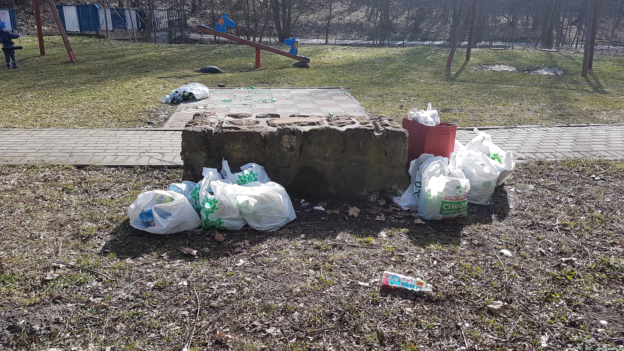 Schadzki na placu zabaw - Zdjęcie główne