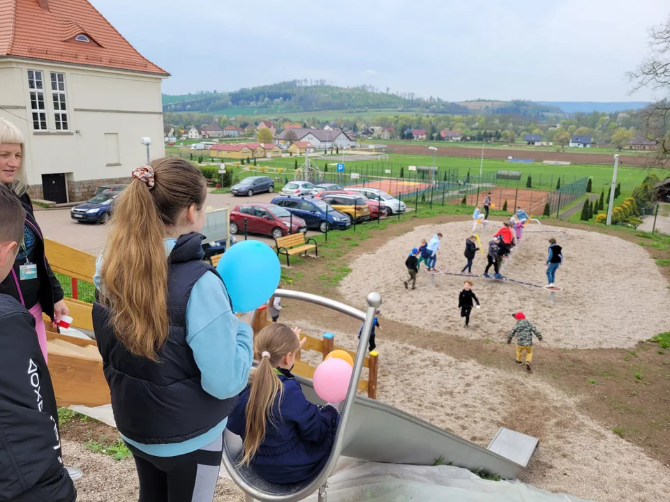 Ścinawka Średnia. Dzieci odebrały nowy plac zabaw - Zdjęcie główne