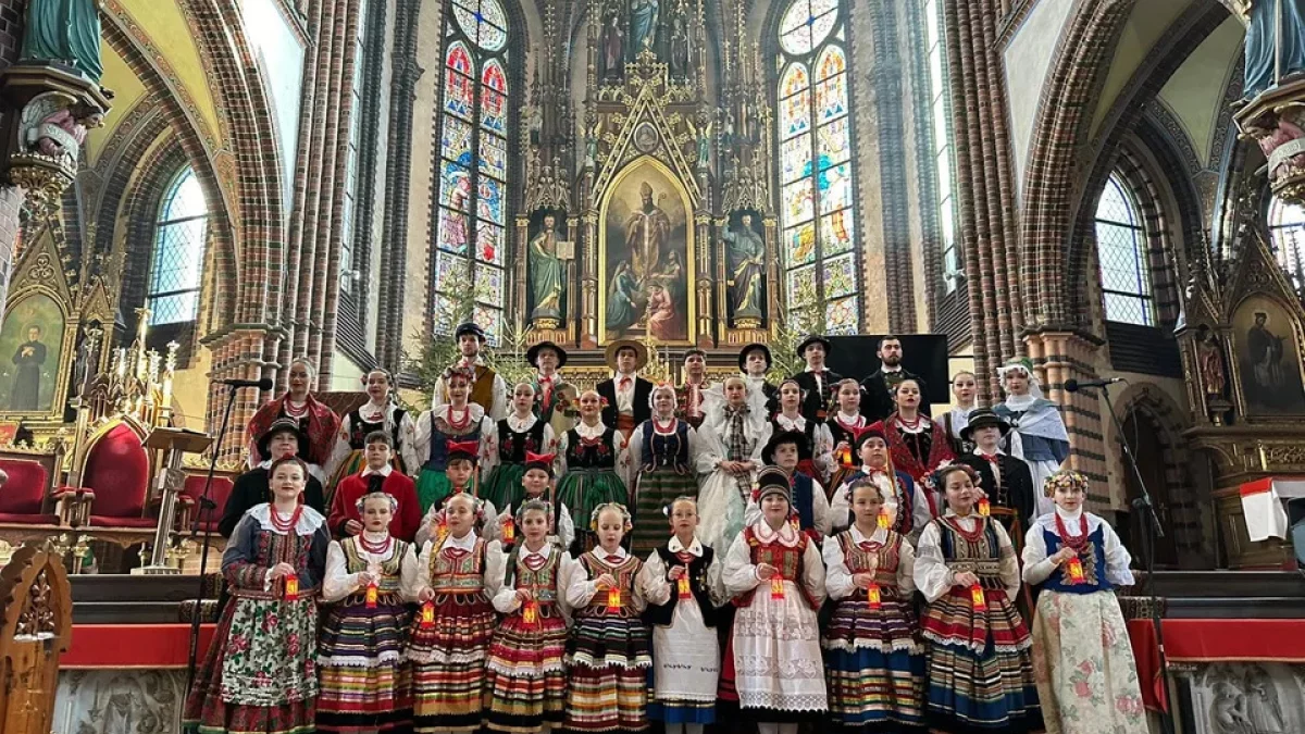 Świąteczny koncert kolęd i pastorałek w Kościele św. Mikołaja w wykonaniu ZPiT "Nowa Ruda" - Zdjęcie główne