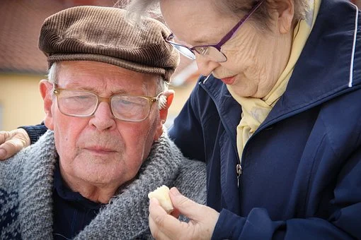 Nowa Ruda. Opaski bezpieczeństwa dla noworudzkich seniorów - Zdjęcie główne