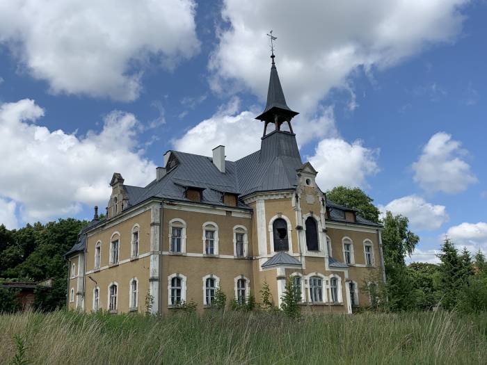 Radków. Wandale niszczą dawny szpital - Zdjęcie główne