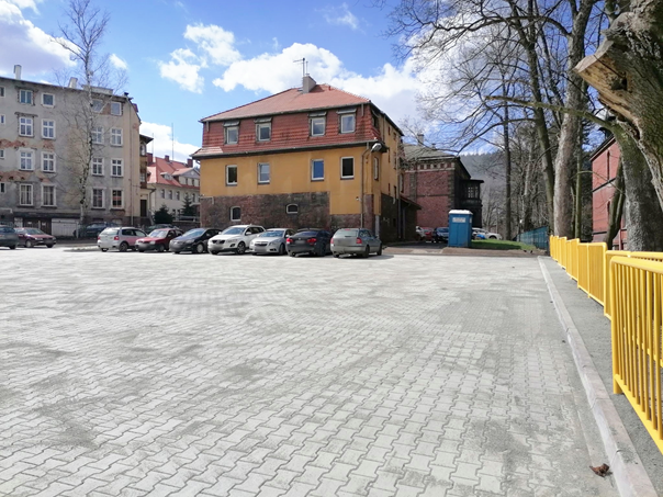 Nowa Ruda. Pracownicy Urzędu Gminy mają nowy parking - Zdjęcie główne