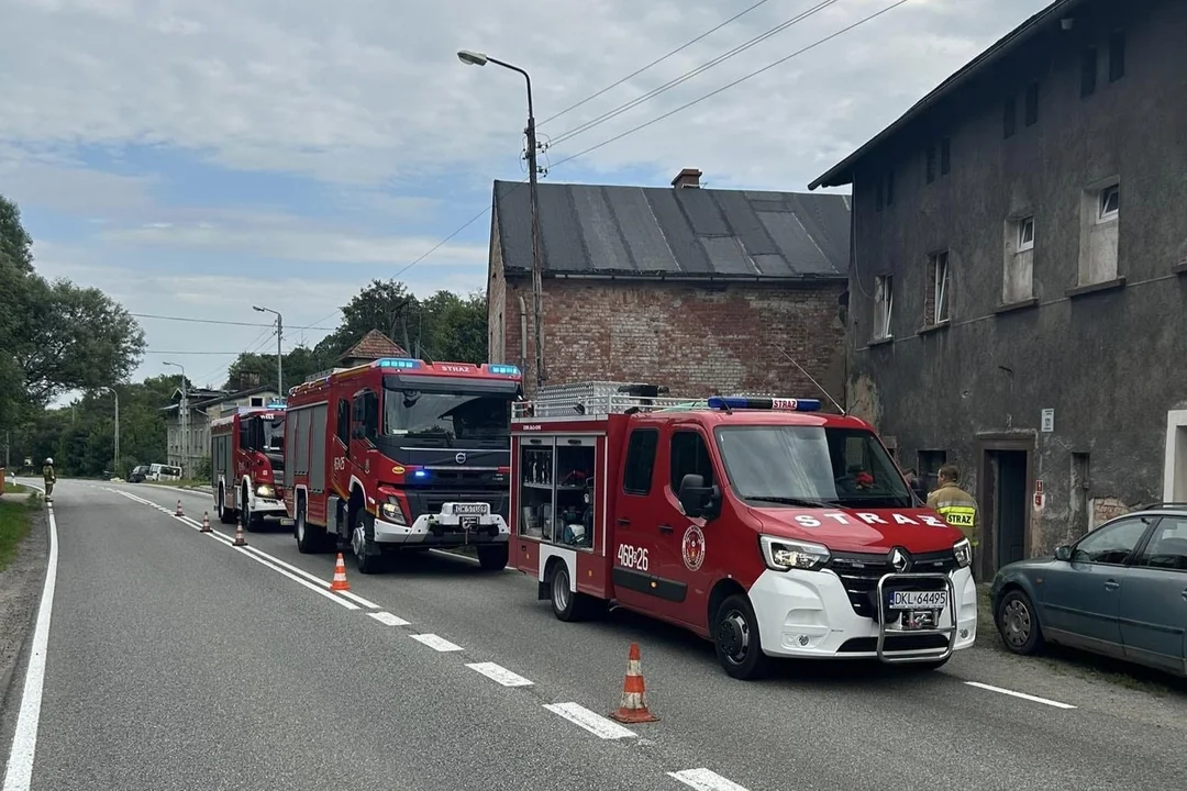 Gmina Nowa Ruda. Zadymienie w budynku wielorodzinnym w Ludwikowicach Kłodzkich - Zdjęcie główne