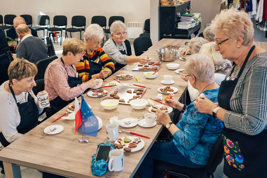 Gmina Nowa Ruda. Pieczenie pierniczków i tworzenie ozdób świątecznych w Jugowie - Zdjęcie główne