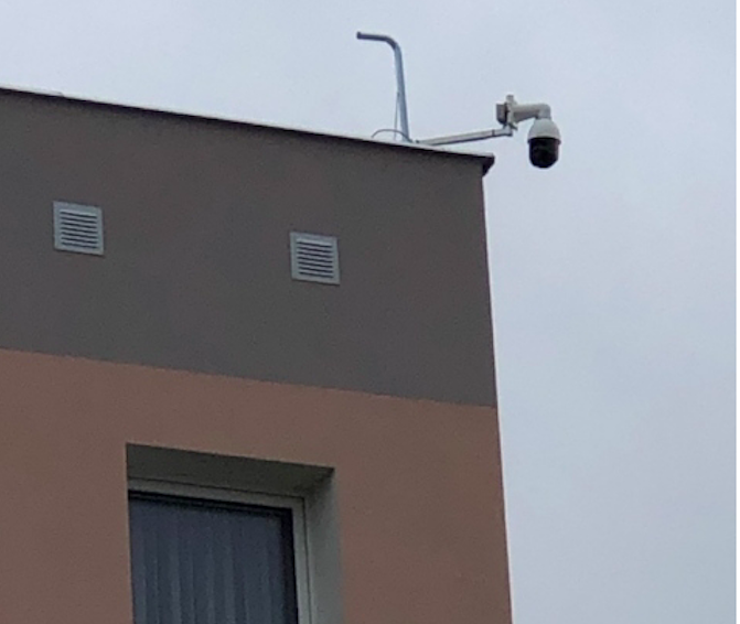 Nowa Ruda. Mieszkańcowi przeszkadza kamera na budynku - Zdjęcie główne