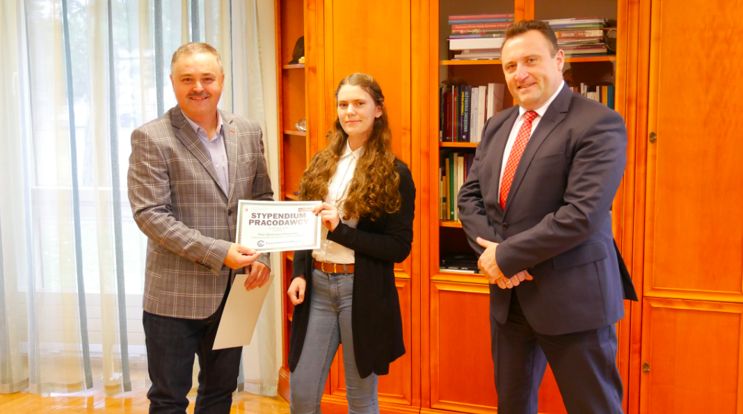 Przyznano dwa stypendia studentkom III roku kierunku zarządzanie i inżynieria produkcji: Katarzynie Maciejewskiej, specjalność - automatyzacja produkcji i systemy mechatroniczne oraz Dominice Pastuszka, specjalność - inżynieria jakości