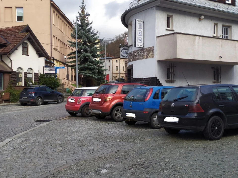Nowa Ruda. Mistrzowie parkowania na placu Grunwaldzkim - Zdjęcie główne