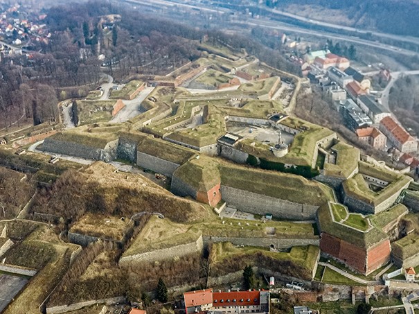 Twierdza Kłodzko Twierdza Główna położona jest na Górze Fortecznej w centrum miasta na powierzchni ponad 30 ha. Historia Twierdzy Kłodzko rozpoczyna się w chwili powstania średniowiecznego drewnianego warownego grodu w X wieku. Później przebudowanego na murowany mieszkalno-obronny zamek władców Kłodzka, który po kolejnych modernizacjach stał się nowoczesnym systemem fortyfikacyjnym. Na odwiedzających czeka wiele atrakcji. Można między innymi nauczyć się obsługi armaty, posłuchać o trudach życia w twierdzy, przejść podziemnym labiryntem oraz z najwyższych bastionów podziwiać panoramę miasta i regionu.