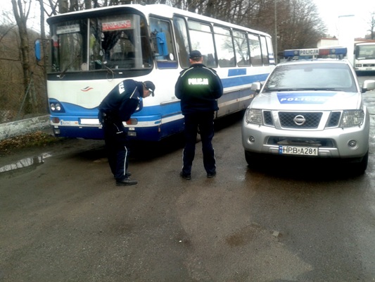 Na gazie w zaparkowany autobus - Zdjęcie główne