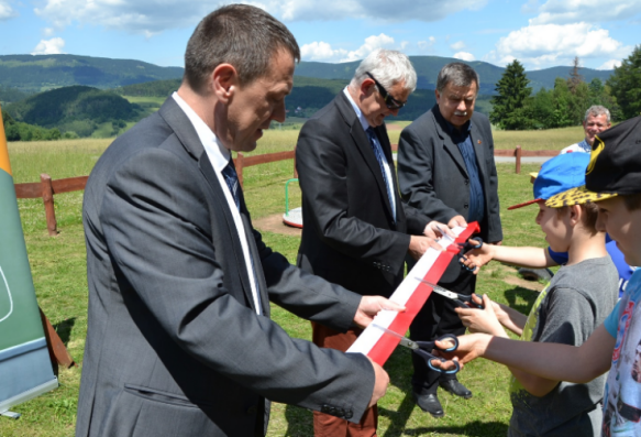 Nowy sprzęt dla placu zabaw - Zdjęcie główne