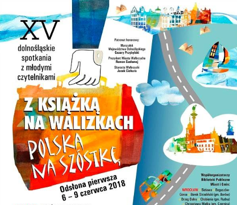 Z książką na walizkach - Zdjęcie główne