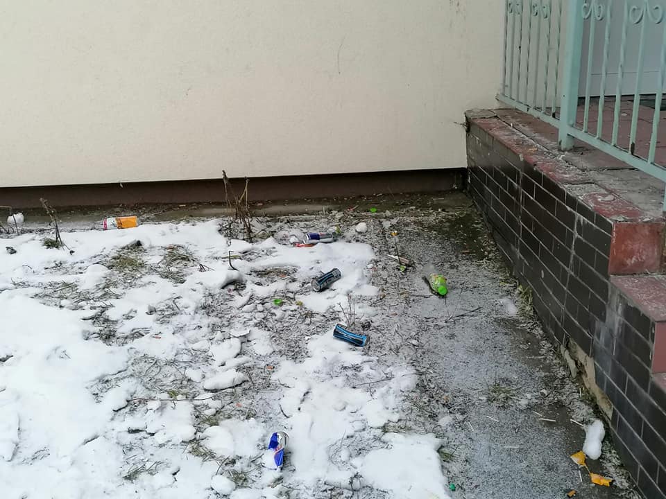 Na boisku porozrzucane były puszki