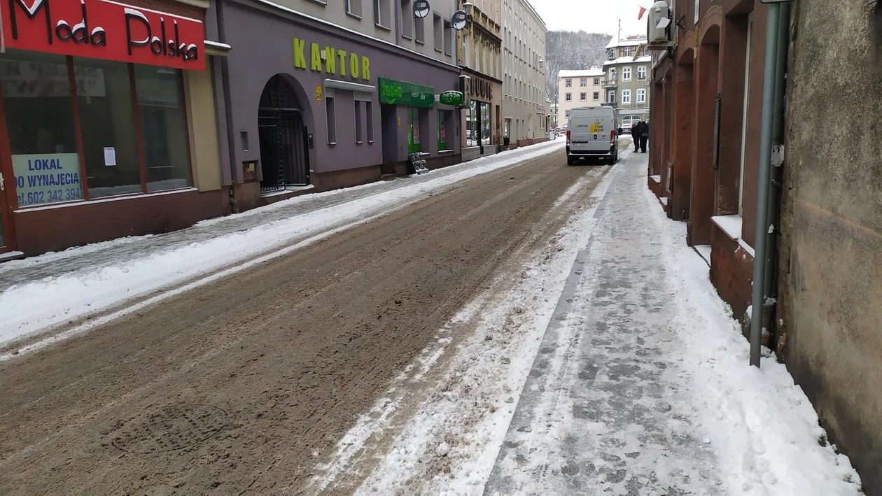 Nowa Ruda. Straż miejska przypomina o obowiązku usuwania śniegu z chodników - Zdjęcie główne