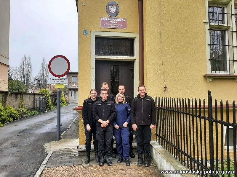 Maturzyści z Ziębic w komendzie powiatowej policji