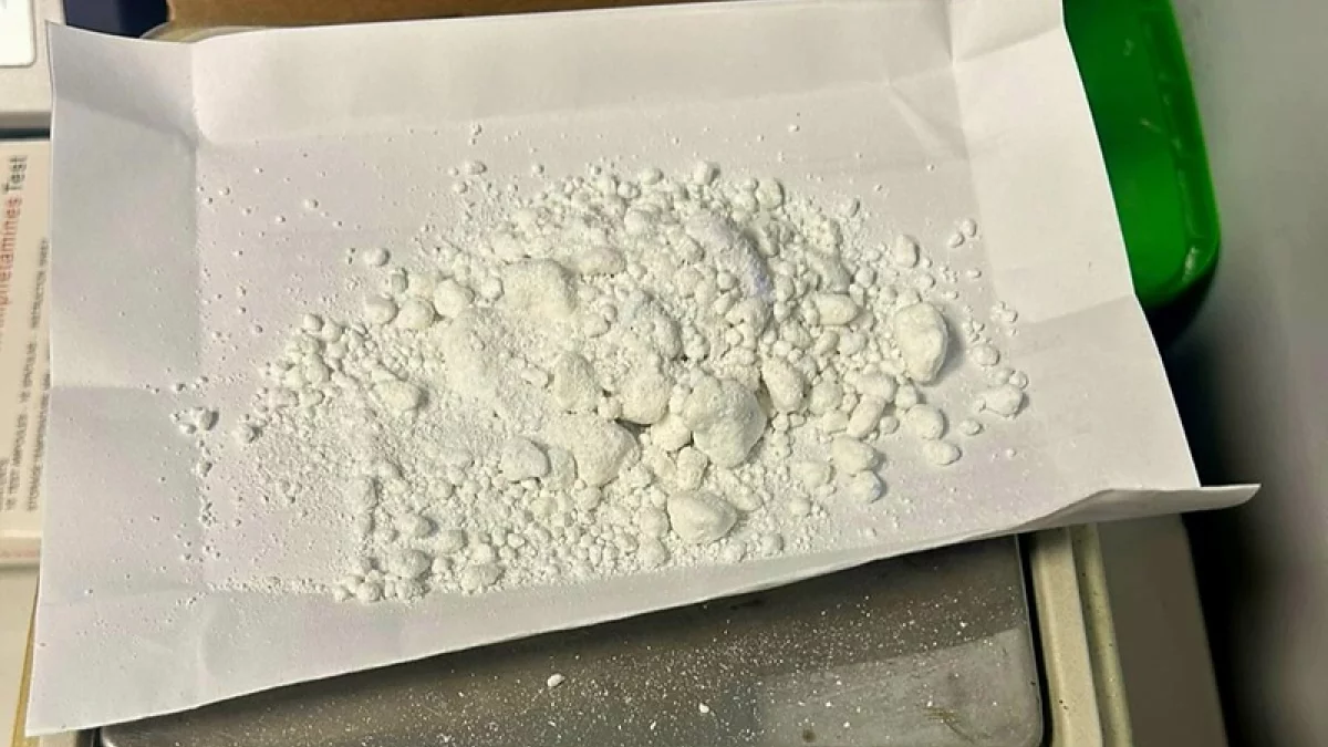 Nerwowy pasażer zwrócił uwagę policjantek. W aucie i mieszkaniu 35-latka znaleziono narkotyki